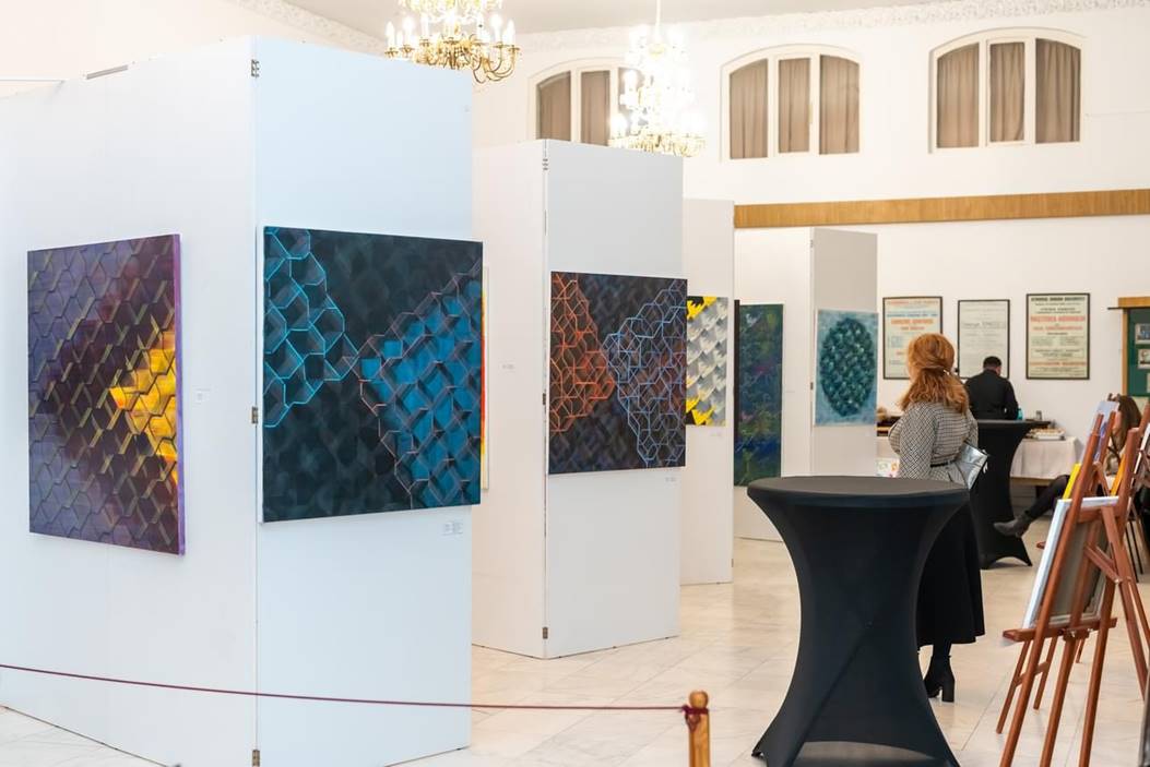 O imagine care conține artă, tablou, perete, mobilă

Descriere generată automat