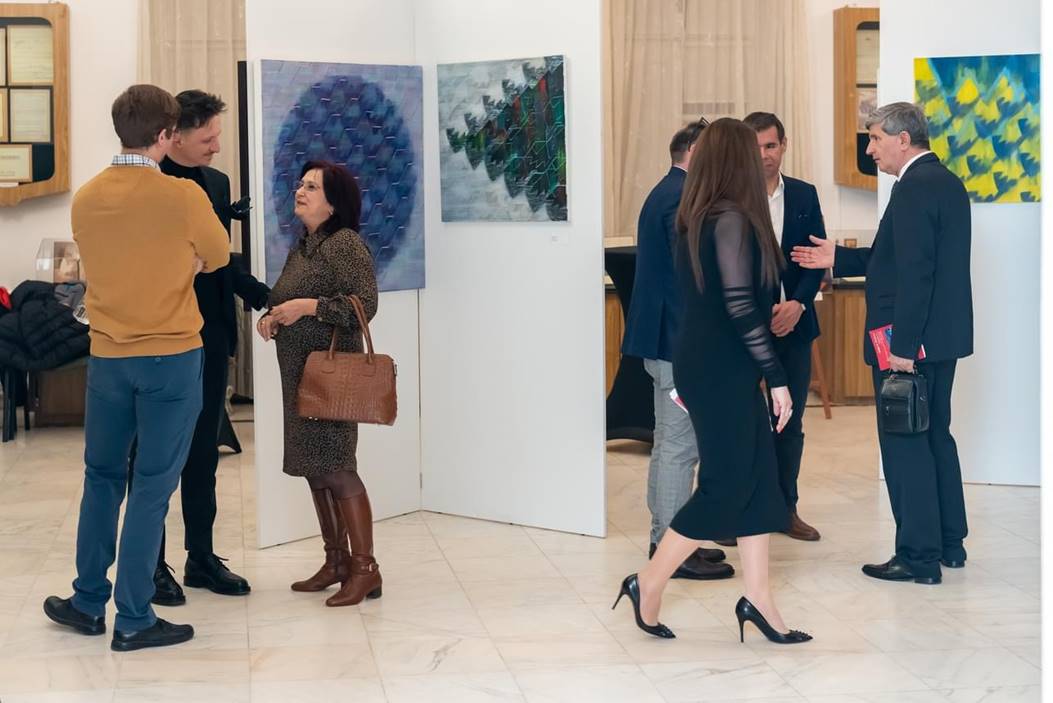 O imagine care conține  mbrăcăminte,  ncălțăminte, persoană, galerie

Descriere generată automat