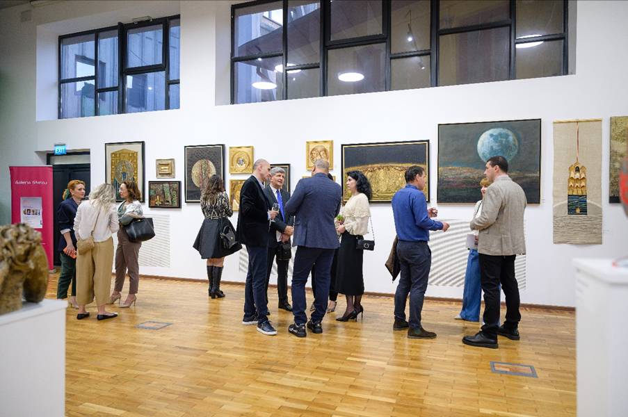 O imagine care conține galerie, scenă, cameră, artă

Conținutul generat de inteligența artificială poate fi incorect.